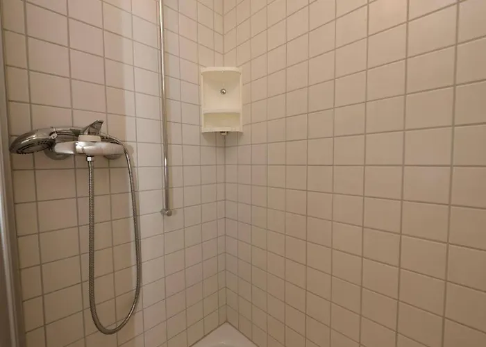 Basic & Cozy & Walkable *