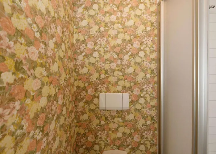 Basic & Cozy & Walkable *