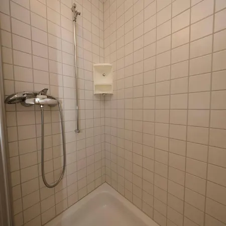 Basic & Cozy & Walkable *